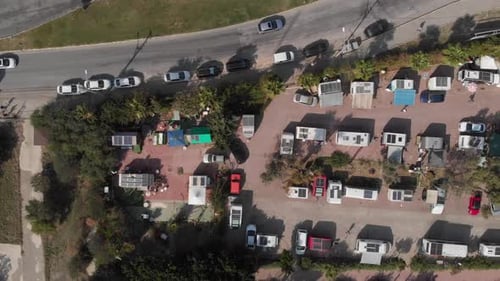Ein Campingplatz an der Küste