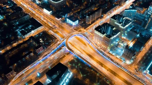 Belo lapso de tempo do grande entroncamento rodoviário com muito tráfego à noite, vista de cima