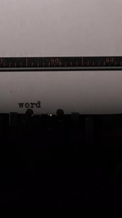 Vertikale Video-Schreibmaschine im Vintage-Stil, die das Wort Wort auf einem frischen Blatt Papier erstellt und symbolisiert