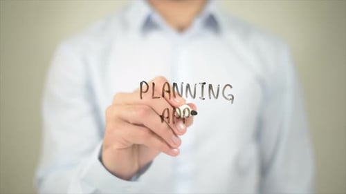 Planungs-Apps Mann schreibt auf transparentem Bildschirm