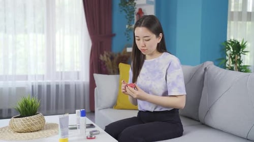Asiatisches junges Mädchen kümmert sich um ihre Lippen.