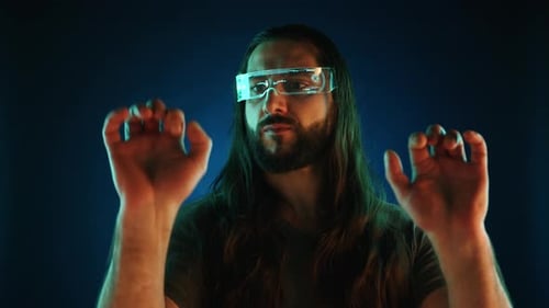 Interaction d'interface virtuelle futuriste avec un homme aux cheveux longs