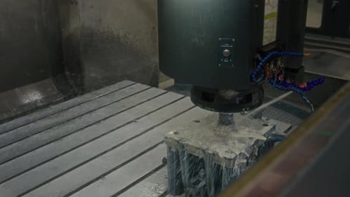 Metallbohrer sprühen vor dem Schneiden Kühlmittel auf die Metallformdetails