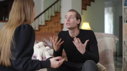 Une conversation intense et engageante entre deux personnes dans un salon