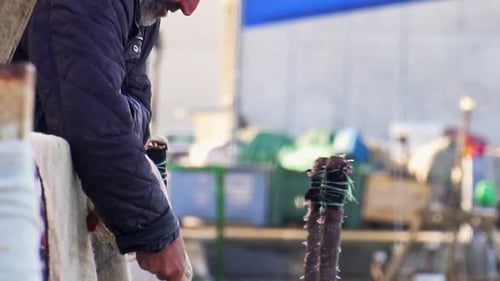 Zeitlupenaufnahme eines Fischers, der in Puerto Barbate seine Fischernetze einzieht