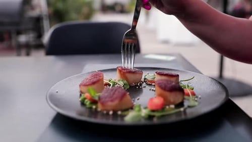 Femmes dans un restaurant chic mangeant des pétoncles