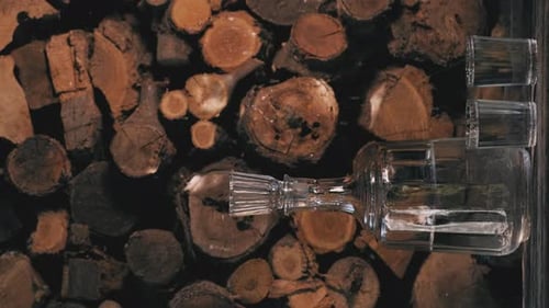 Remplir un verre de vodka, vidéo verticale