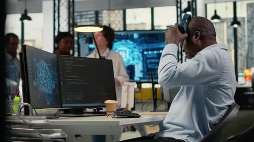 Techniker hört Musik im Büro mit KI-spezialisierter Hardware