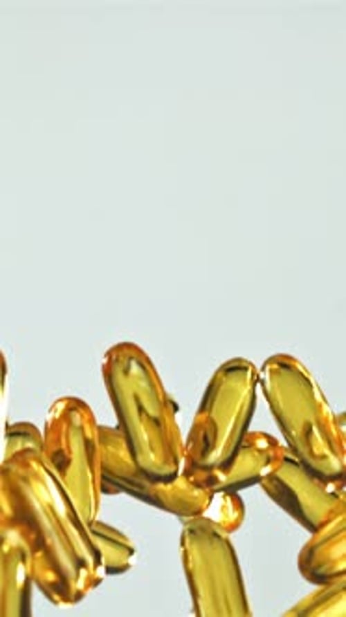 Les vitamines pour la santé circulent dans un environnement de studio lumineux filmé par une caméra haute vitesse à 1000 images par seconde