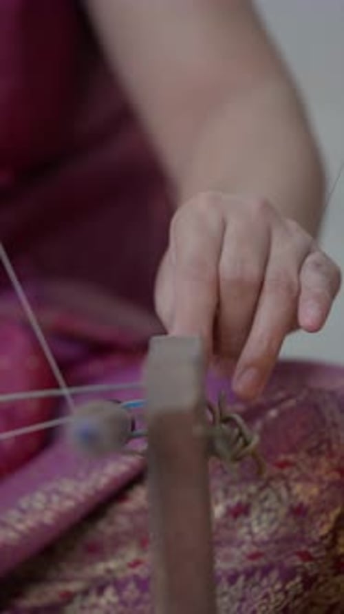 Von Hand verstellbarer Seidenfaden mit traditionellem Aufzugsmechanismus in Zeitlupe