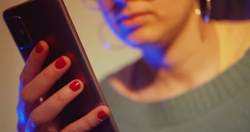 Mujer que usa el teléfono celular en casa