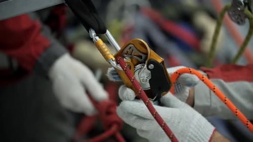 Travailleurs attachant une corde d'escalade à un dispositif de sécurité