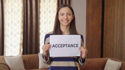 Femme indienne heureuse tenant une bannière d'ACCEPTATION