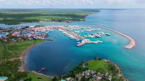 Vista aérea de la Marina de Casa de Campo, el río Chavón y las tranquilas aguas azules del mar Caribe en La Romana