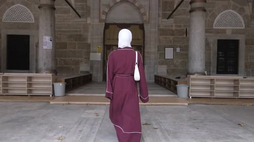 Hijabi-Mädchen geht in die Moschee