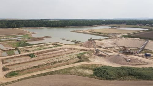 Drone sobrevoa uma planta para mineração de areia de quartzo