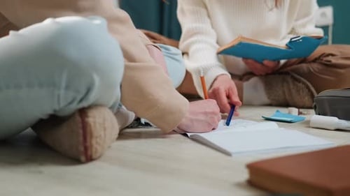Warmes natürliches Licht beleuchtet eine friedliche Lernumgebung. Sanfte Mentoring-Sitzung mit Schwerpunkt auf