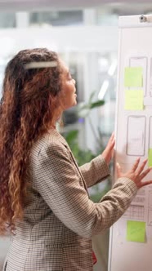 Presentación, reunión y mujer de negocios con pizarra sobre diseño web, proyecto e investigación