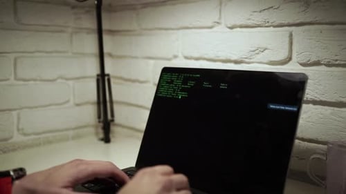 Homme codant sur ordinateur portable. Gros plan du développeur, du programmeur, de l'ingénieur logiciel et du support
informatique Vlad