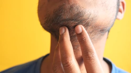 Hombre que sufre de picazón en la piel de la cara
