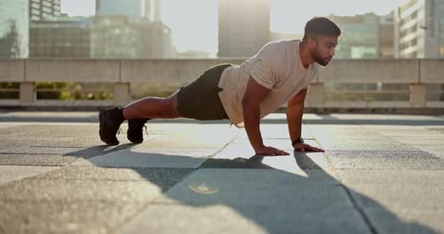 Fitness, Training und Mann auf dem Boden für Bewegung, Wellness und morgendliches Cardiotraining im Freien