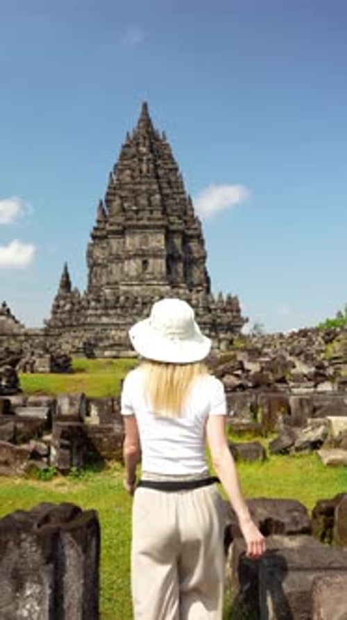 Touriste explorant le temple de Prambanan à Java, Indonésie