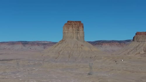 Vue aérienne de 70 mm en orbite d'un imposant pilier rocheux monolithique connu sous le nom de Chimney Rock, ou Jackso