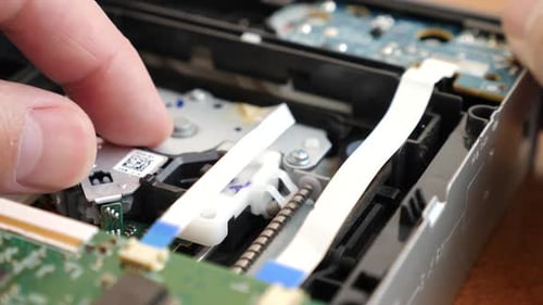 T-135. Überprüfung der Funktion der mechanischen Einheit des elektronisch Geräts.