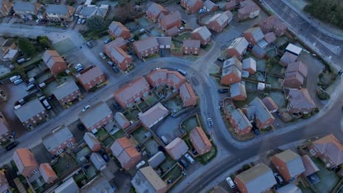 Urbanización de nueva construcción en una fría vista aérea matutina del Reino Unido