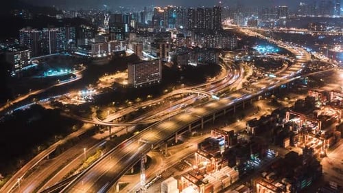 Drone aérien urbain : lapse de temps en mouvement ou hyperlapse de nuit survolant une autoroute avec du trafic