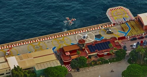 Luftaufnahme eines Hubschraubers, der auf einem Hubschrauberlandeplatz in der Nähe des Meeres in Monaco landet