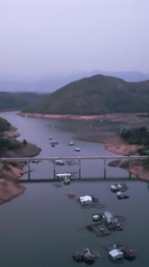 Rivière entre les montagnes où il vit à proximité dans de petits bâtiments dans l'eau au Vietnam