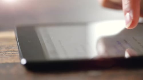 4K-Videomaterial einer Frau mit einem digitalen Tablet