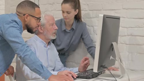 Equipe multirracial trabalhando no computador no escritório