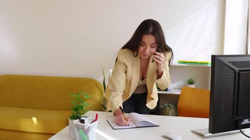 Mujer de negocios profesional de mediana edad que trabaja en la oficina