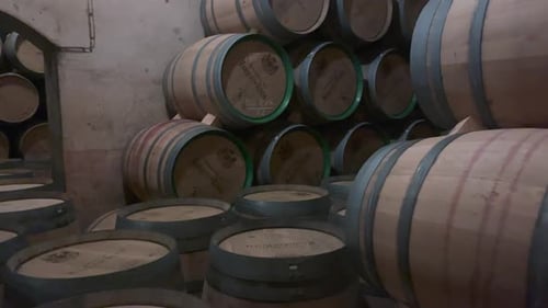 Gealterte Weinfässer, gestapelt im dunklen Keller. Vintage-Eiche im Weingutlager