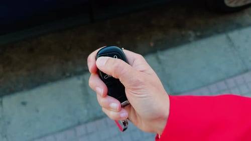 Zum Öffnen des Autos verwendete Fernbedienungsschlüssel