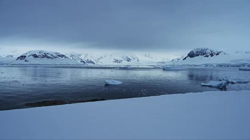 Paysage côtier continental de l'Antarctique sur la côte, paysage d'hiver avec neige, océan et montagnes, iceber
