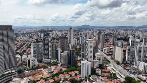 Vídeo aéreo acima do Parque Ibirapuera São Paulo em um dia ensolarado