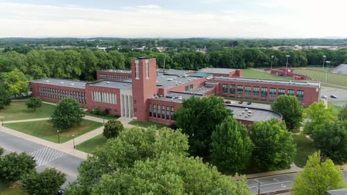 Vue aérienne d'un grand bâtiment universitaire, d'un établissement d'enseignement supérieur, d'un bâtiment d'école publique, d'un beau cinéma