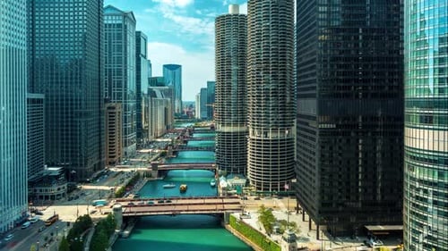 Luftaufnahme der Wolkenkratzer von Chicago entlang des Flusses und der Brücken