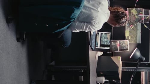 Une équipe vidéo verticale d'inspecteurs analysant les rapports de cas pour plus de détails