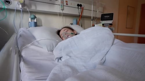 Rétablissement après une opération, patiente sous sédation, jeune fille endormie, anesthésie générale