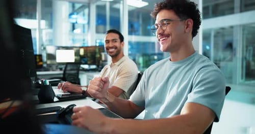 Nuit, homme et programmeur devant un ordinateur avec pompe à poing, réalisation professionnelle et soutien d'équipe en coworking