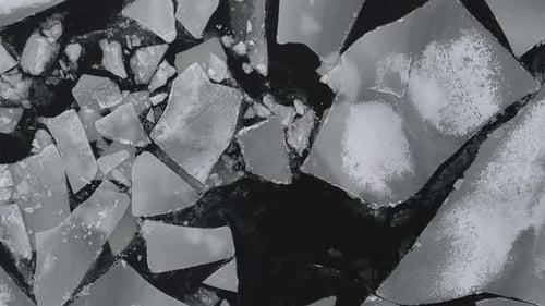 Formations de glace (icebergs) sur une surface d'eau gelée, hiver