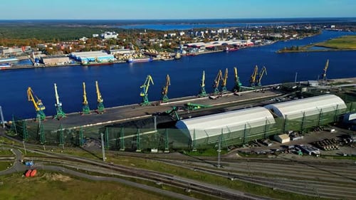 Gros plan aérien au bord de la rivière du port d'exportation