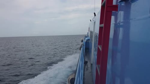 Vue sur l'océan et vagues de la mer depuis un bateau à Karimun Jawa