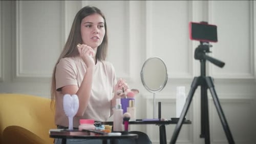 La bloguera e influencer de belleza adolescente positiva está grabando una nueva reseña y un tutorial para su blog