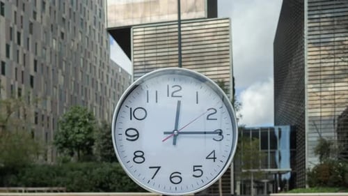 Relógio com o tempo passando durante 1 hora no horizonte da cidade