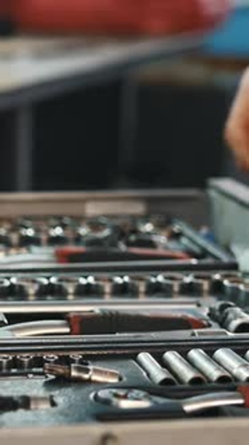 Un conjunto de herramientas para la reparación en el servicio de automóviles Cerrar